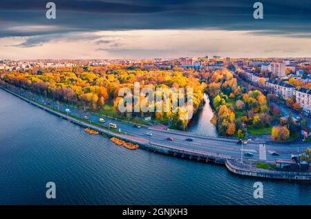 Colorato paesaggio urbano autunnale della città di Ternopil, Ucraina, Europa. Splendida vista mattutina dal drone volante del lago di Ternopil. Concetto di viaggio background. Foto Stock