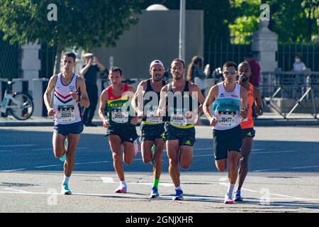 Gruppo di atleti professionisti che camminano per le strade di Madrid facendo la Mezza Maratona di Madrid. Chema Martinez. In Spagna. Europa. Fotografia orizzontale. Foto Stock