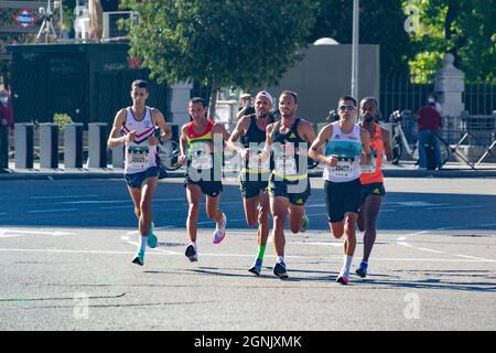 Gruppo di atleti professionisti che camminano per le strade di Madrid facendo la Mezza Maratona di Madrid. Chema Martinez. In Spagna. Europa. Fotografia orizzontale. Foto Stock