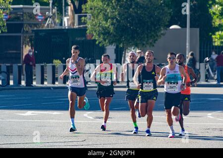 Gruppo di atleti professionisti che camminano per le strade di Madrid facendo la Mezza Maratona di Madrid. Chema Martinez. In Spagna. Europa. Fotografia orizzontale. Foto Stock