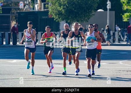 Gruppo di atleti professionisti che camminano per le strade di Madrid facendo la Mezza Maratona di Madrid. Chema Martinez. In Spagna. Europa. Fotografia orizzontale. Foto Stock