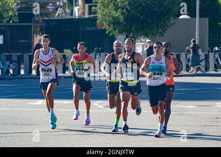 Gruppo di atleti professionisti che camminano per le strade di Madrid facendo la Mezza Maratona di Madrid. Chema Martinez. In Spagna. Europa. Fotografia orizzontale. Foto Stock