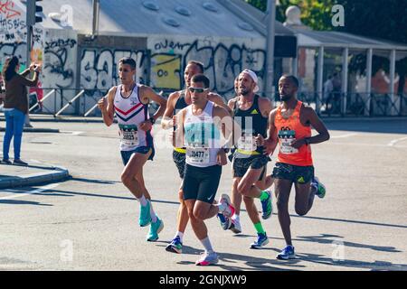 Gruppo di atleti professionisti che camminano per le strade di Madrid facendo la Mezza Maratona di Madrid. Chema Martinez. In Spagna. Europa. Fotografia orizzontale. Foto Stock