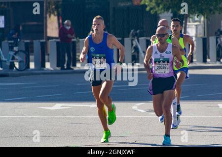 Gruppo di atleti professionisti che camminano per le strade di Madrid facendo la Mezza Maratona di Madrid. Chema Martinez. In Spagna. Europa. Fotografia orizzontale. Foto Stock