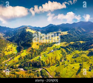 Colorata vista autunnale dal drone volante del villaggio di Bystrets. Fotografia aerea del paesaggio. Splendida scena mattutina delle montagne dei Carpazi, Ucraina, UE Foto Stock