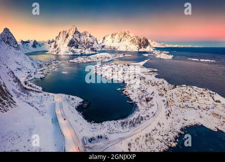 Incredibile vista serale dal drone volante della popolare destinazione turistica - Reine città. Meraviglioso tramonto sulle isole Lofoten, Norvegia, Europa. Stupendo Foto Stock