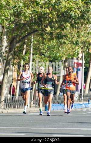 Gruppo di atleti professionisti che camminano per le strade di Madrid facendo la Mezza Maratona di Madrid. Chema Martinez. In Spagna. Europa. Fotografia orizzontale. Foto Stock