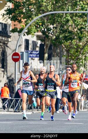 Gruppo di atleti professionisti che camminano per le strade di Madrid facendo la Mezza Maratona di Madrid. Chema Martinez. In Spagna. Europa. Fotografia orizzontale. Foto Stock