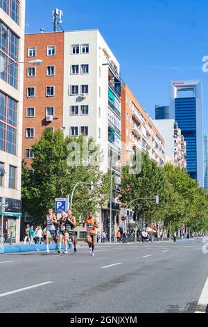 Gruppo di atleti professionisti che camminano per le strade di Madrid facendo la Mezza Maratona di Madrid. Chema Martinez. In Spagna. Europa. Fotografia orizzontale. Foto Stock