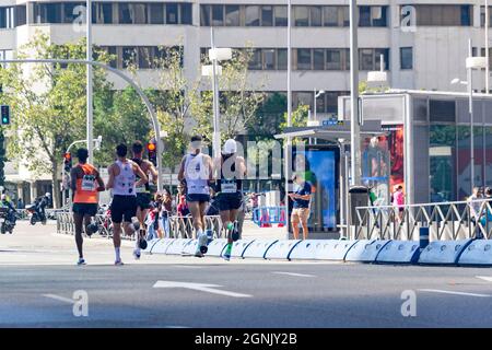 Gruppo di atleti professionisti che camminano per le strade di Madrid facendo la Mezza Maratona di Madrid. Chema Martinez. In Spagna. Europa. Fotografia orizzontale. Foto Stock