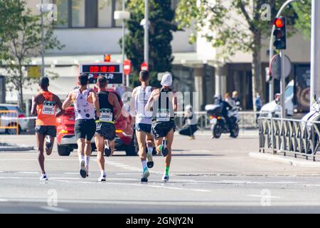 Gruppo di atleti professionisti che camminano per le strade di Madrid facendo la Mezza Maratona di Madrid. Chema Martinez. In Spagna. Europa. Fotografia orizzontale. Foto Stock