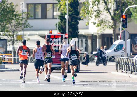 Gruppo di atleti professionisti che camminano per le strade di Madrid facendo la Mezza Maratona di Madrid. Chema Martinez. In Spagna. Europa. Fotografia orizzontale. Foto Stock