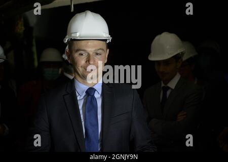 Barjols, Francia. 23 settembre 2021. Olivier Dussopt è visto con un casco da costruzione bianco sulla sua testa.Olivier Dussopt, ministro dei conti pubblici sta visitando il dipartimento del Var. Egli viene a convalidare gli investimenti dello Stato nel quadro del piano France Relance istituito dopo la crisi del coronavirus. (Foto di Laurent Coust/SOPA Images/Sipa USA) Credit: Sipa USA/Alamy Live News Foto Stock