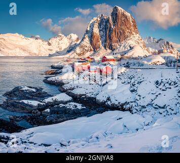 Bellissimo paesaggio invernale. Vista invernale gelida del villaggio di Hamnoy, Isole Lofoten. Stupendo mare mattutino del mare norvegese, Norvegia, Europa. Viaggi Foto Stock