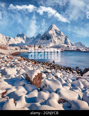 Bellissimo paesaggio invernale. Soleggiata vista invernale della città più meridionale delle isole Lofoten, con nome esotico - 'A', Norvegia, Europa. Mattina mozzafiato Foto Stock