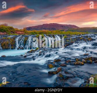 Splendido scenario estivo della cascata di Bruarfoss, luogo appartato con acque blu a cascata. Magnifico tramonto in Islanda, Europa. Fotografia di paesaggio Foto Stock