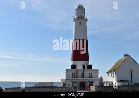 Portland Bill Lighthouse Dorset di proprietà della Trinity House situato su un affioramento roccioso è ora in forma con una Lanterna LED all'avanguardia. Foto Stock