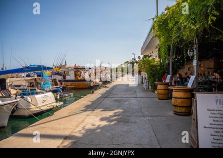 Montenegro, Budva - 20 settembre 2021: Marina per barche a vela e barche che si affacciano sulla città vecchia al largo della costa di Budva, Montenegro Foto Stock