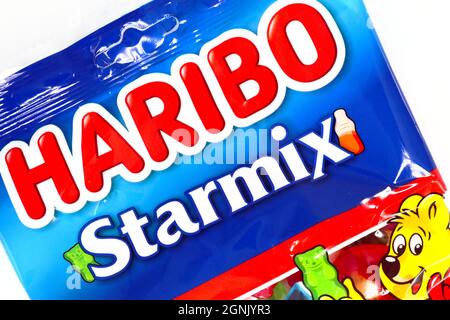 Pacchetto di caramelle Haribo su sfondo bianco. Haribo è un'azienda di pasticceria tedesca Foto Stock