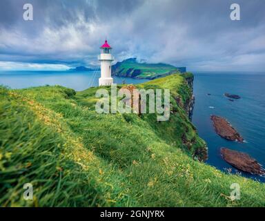 Fotografia di paesaggio. Spettacolare vista estiva del vecchio faro sull'isola di Mykines. Pittoresca scena mattutina delle Isole Faroe, Danimarca, Europa. Atlantico Foto Stock