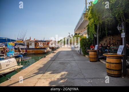 Montenegro, Budva - 20 settembre 2021: Marina per barche a vela e barche che si affacciano sulla città vecchia al largo della costa di Budva, Montenegro Foto Stock