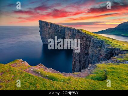 Bellissimo paesaggio estivo. Emozionante vista estiva dal drone volante del lago Sorvagsvatn, Vagar, Isole Faroe, Europa. Meraviglioso tramonto estivo sull'Atlanti Foto Stock