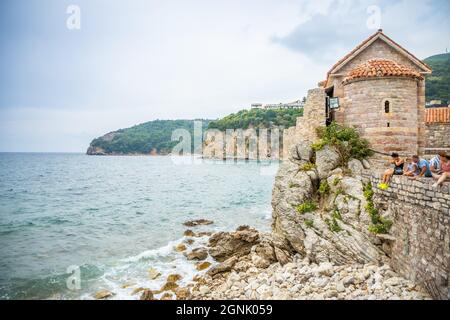 Budva, Montenegro - 17 settembre 2021: Gente e bella vista del mare dal muro della città vecchia a Budva, Montenegro Foto Stock