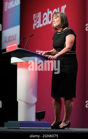 Brighton, Regno Unito. 26 settembre 2021. Brighton, Regno Unito. Domenica 26 settembre 2021. Jo Stevens, Shadow Secretary of state for Digital, Culture, Media and Sport si rivolge alla conferenza durante il dibattito su ambiente, energia e cultura al Labor Party 2021 Conference Credit: Julie Edwards/Alamy Live News Foto Stock