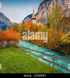Bellissimo paesaggio autunnale. Splendida scena mattutina del villaggio di Lauterbrunnen. Incantevole vista autunnale delle Alpi svizzere, Oberland Bernese nel cantone di Berna, Foto Stock