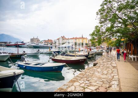 Montenegro, Budva - 20 settembre 2021: Marina per barche a vela e barche che si affacciano sulla città vecchia al largo della costa di Budva, Montenegro Foto Stock