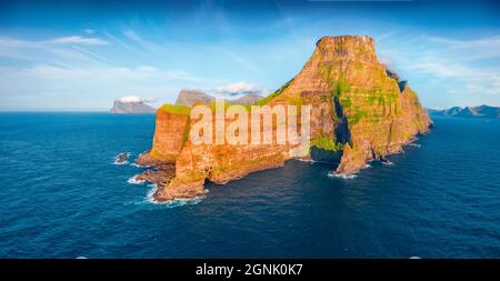 Bellissimo paesaggio estivo. Meravigliosa vista mattutina dal faro di Kallur, isola di Kalsoy. Pittoresca scena estiva delle Isole Faroe, Denm Foto Stock