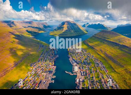 Fotografia aerea del paesaggio. Splendida vista estiva dal drone volante della città di Kraksvik. Scena mattutina aerea dell'isola di Bordoy, Faroe, Regno di Danimarca Foto Stock