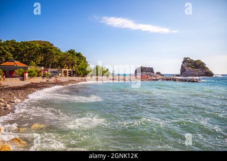 Isola di San Nicola, Montenegro - 20 settembre 2021: Una spiaggia selvaggia sull'isola di San Nicola vicino a Budva, Montenegro Foto Stock