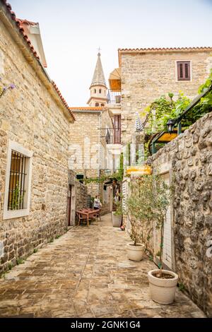 Budva, Montenegro - 17 settembre 2021: Strada medievale nel centro storico di Budva, Montenegro Foto Stock