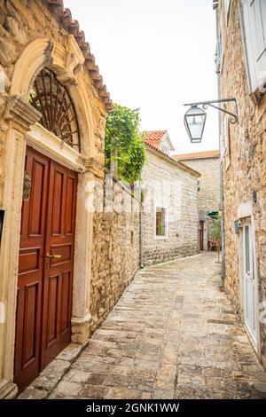Budva, Montenegro - 17 settembre 2021: Strada medievale nel centro storico di Budva, Montenegro Foto Stock