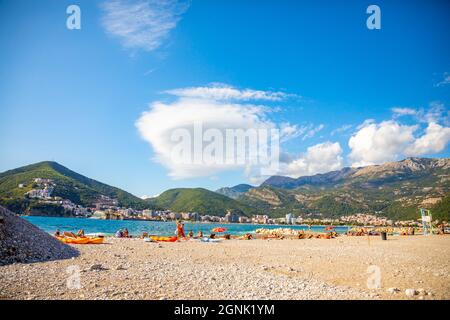 Isola di San Nicola, Montenegro - 20 settembre 2021: Una spiaggia selvaggia sull'isola di San Nicola vicino a Budva, Montenegro Foto Stock