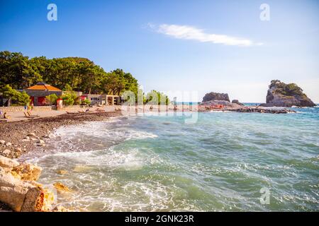 Isola di San Nicola, Montenegro - 20 settembre 2021: Una spiaggia selvaggia sull'isola di San Nicola vicino a Budva, Montenegro Foto Stock