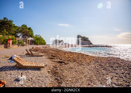 Isola di San Nicola, Montenegro - 20 settembre 2021: Una spiaggia selvaggia sull'isola di San Nicola vicino a Budva, Montenegro Foto Stock