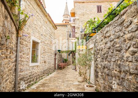 Budva, Montenegro - 17 settembre 2021: Strada medievale nel centro storico di Budva, Montenegro Foto Stock