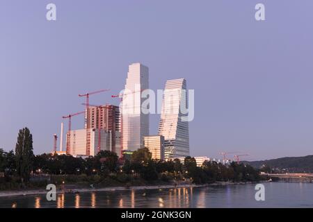 BASILEA, SVIZZERA - 24.09.21: Sede di Roche a Basilea, Svizzera, sul fiume Reno. Edifici di aziende farmaceutiche globali svizzere. Skyline urbano del ci Foto Stock