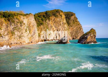 La spiaggia e le scogliere sull'isola di San Nicola a Budva, Montenegro. Paradise spiaggia su un'isola nel mare Foto Stock