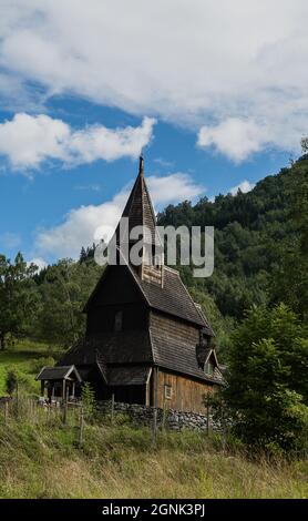 La chiesa a doghe di Urnes è una delle chiese a doghe più antiche della Norvegia Foto Stock