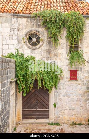 Budva, Montenegro - 17 settembre 2021: Strada medievale nel centro storico di Budva, Montenegro Foto Stock