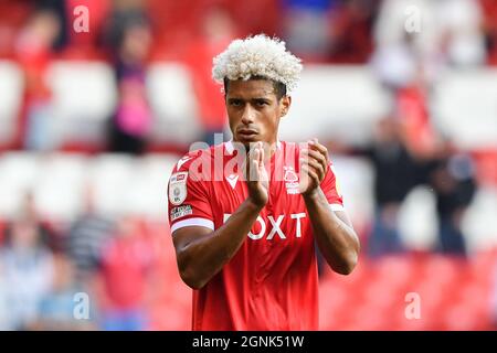 NOTTINGHAM, REGNO UNITO. 25 SETTEMBRE Lyle Taylor di Nottingham Forest durante la partita Sky Bet Championship tra Nottingham Forest e Millwall al City Ground di Nottingham sabato 25 settembre 2021. (Credit: Jon Hobley | MI News) Foto Stock