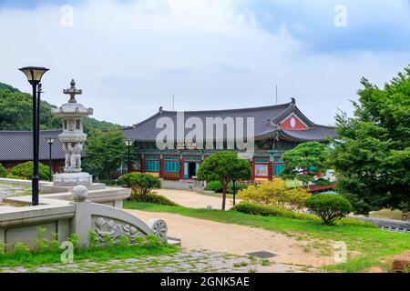 Paju, Gyeonggi-do, Repubblica di Corea - 13 agosto 2021. Tempio tradizionale coreano. Tempio yakcheonsa. Buddismo coreano. Foto Stock