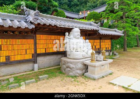 Paju, Gyeonggi-do, Repubblica di Corea - 13 agosto 2021. Tempio tradizionale coreano. Tempio yakcheonsa. Buddismo coreano. Foto Stock