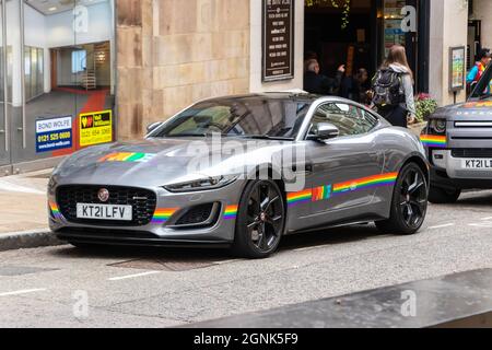 Nuova Jaguar grigia con grafica a prua al Birmingham Pride sabato 25 settembre 2021 Foto Stock