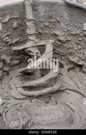 Miscelazione di una soluzione di gesso con un trapano elettrico. Miscelazione dell'adesivo. Ristrutturazione della casa. Foto Stock