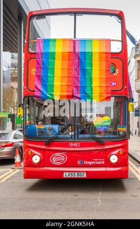 Autobus rosso scoperto a due piani con bandiera arcobaleno al Birmingham Pride sabato 25 settembre 2021 Foto Stock