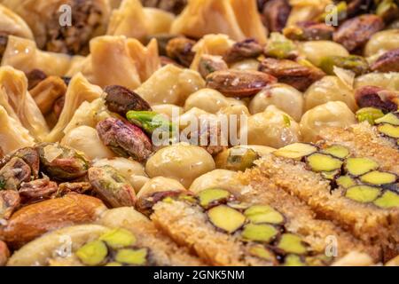 Assortimento di pasticceria tradizionale turca di baklava, un dessert è noto anche come panlava persiana o libanese Foto Stock